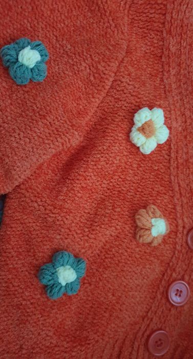 Cardigan si bereta flori crosetate