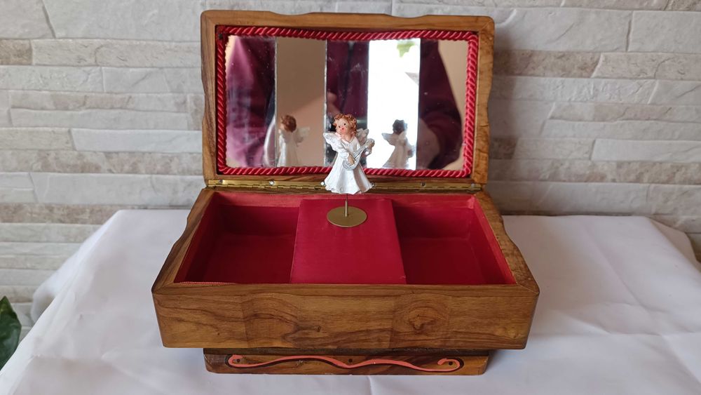 Стара дървена музикална кутия за бижута