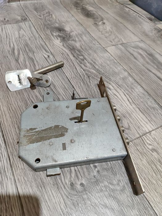 Замок на двери, ворота.