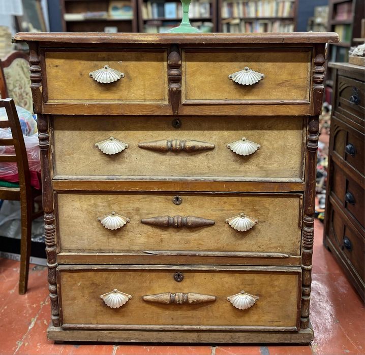 Комоды, антиквариат.