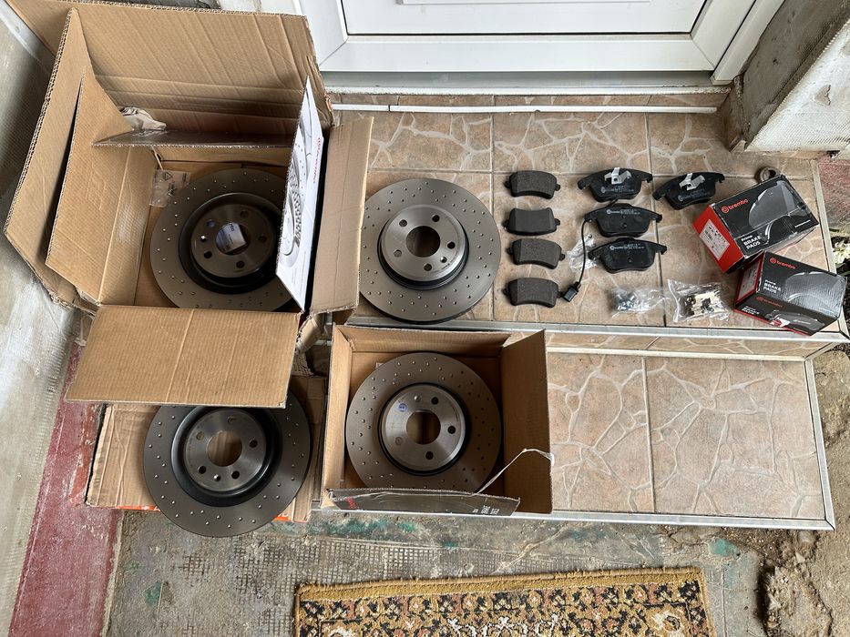Vând discuri fața + spate + placuțe brembo