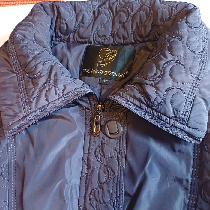 Зимно дамско яке тъмно лилав цвят с подвижна гугла.