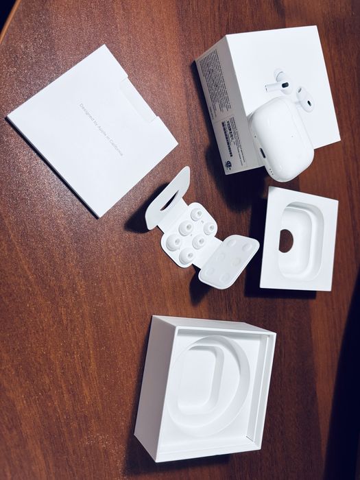 Оригинал AirPods Pro 2 (Левый нашуник с кейсом)