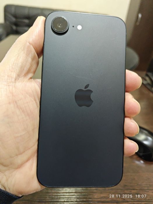 Смартфон Айфон 16 е