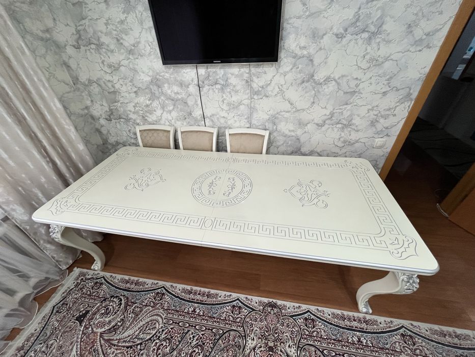 Стол в гостинную