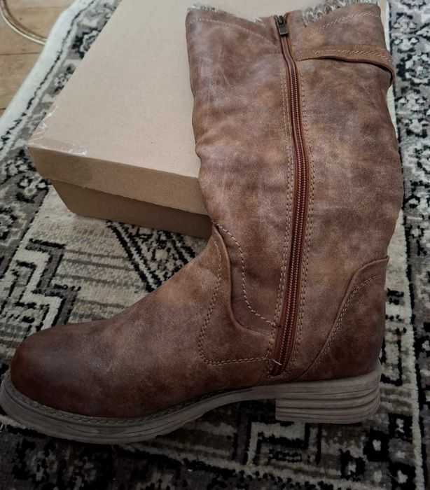 Cizme noi cu eticheta