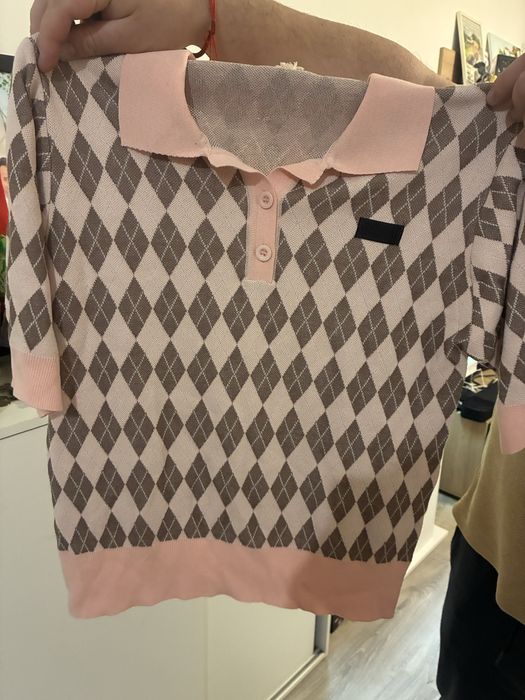 Тениска с яка нова