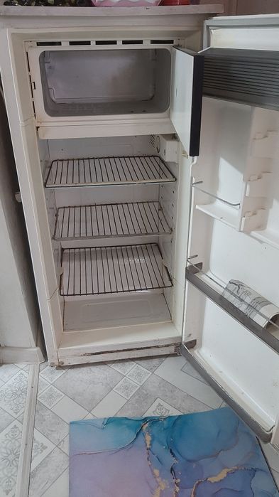 Холодильник б/у сатылады. Жасап тұр.
