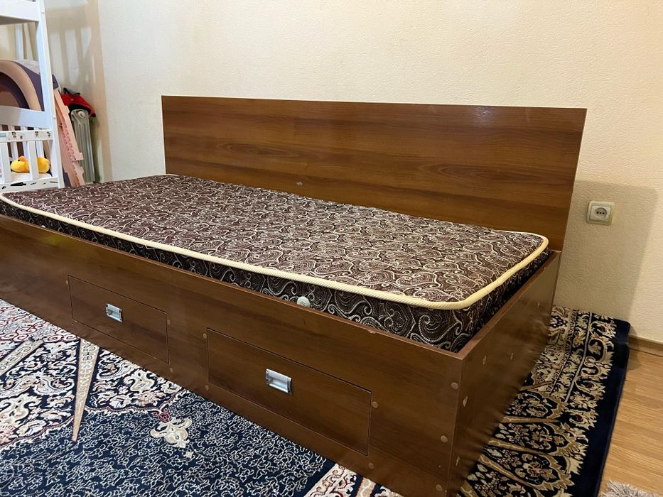 Продам кровать с матрасом