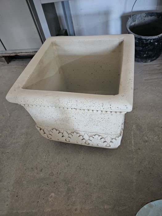 Jardinere din travertin sau ciment