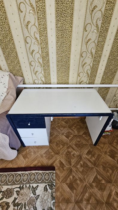 Мебель: Кровать, стол, тумбочка