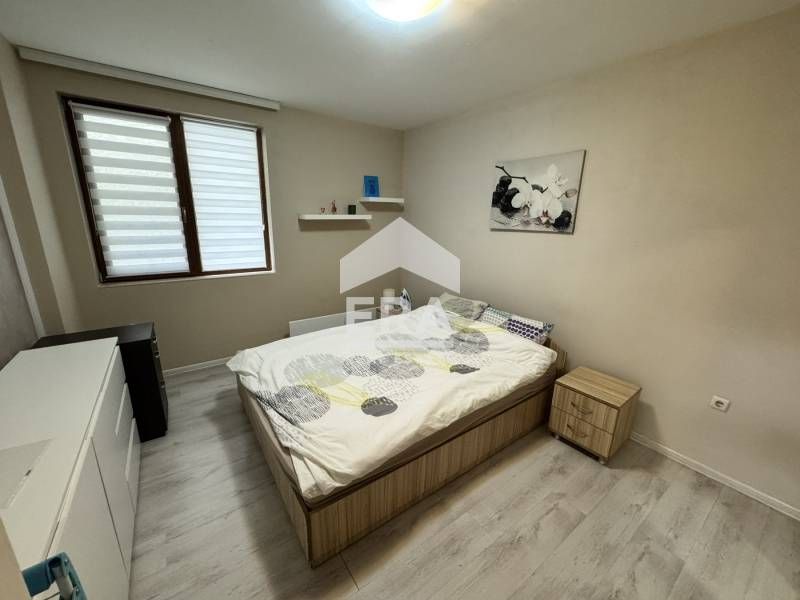 Ексклузивен тристаен обзаведен апартамент с открито паркомясто за прод