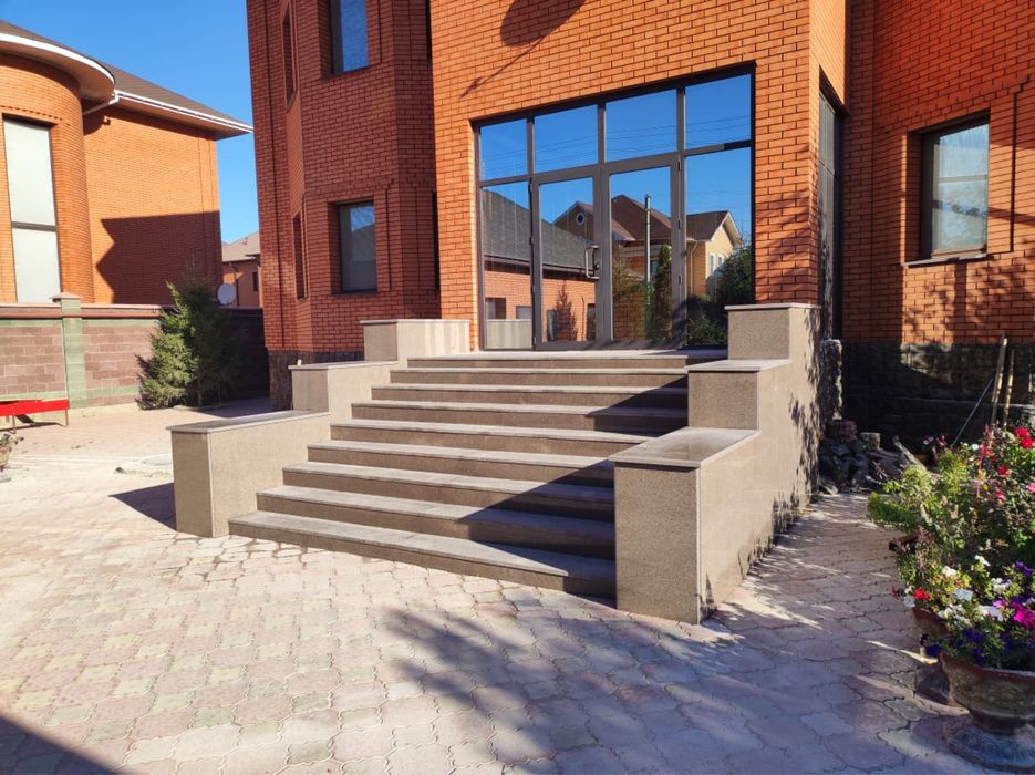 Гранит Уральск лестница тамбур перила мрамор