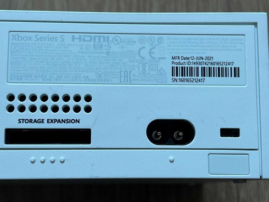 Consola XBOX ONE SERIES S cu o maneta si cabluri, perfect functionala