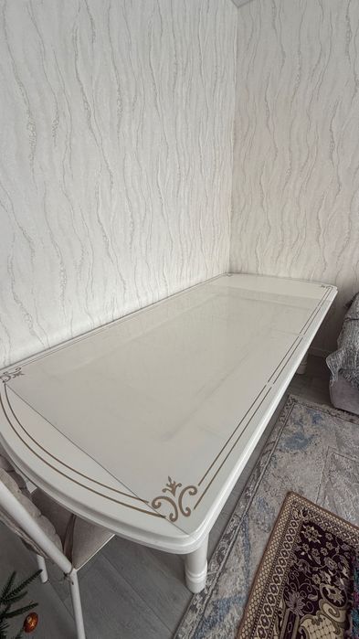 Стол гостиный в хорошем состоянии