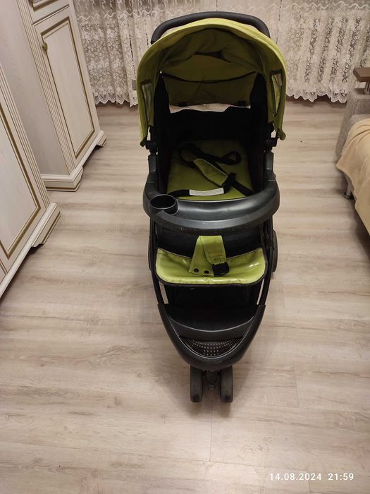 Коляска детская, очень широкая