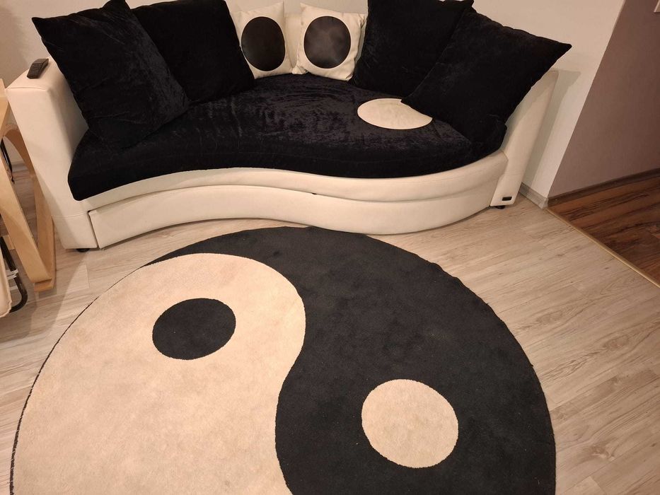 canapea și covor yng&yang