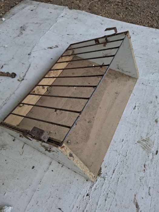 Кормушка и домики для кроликов