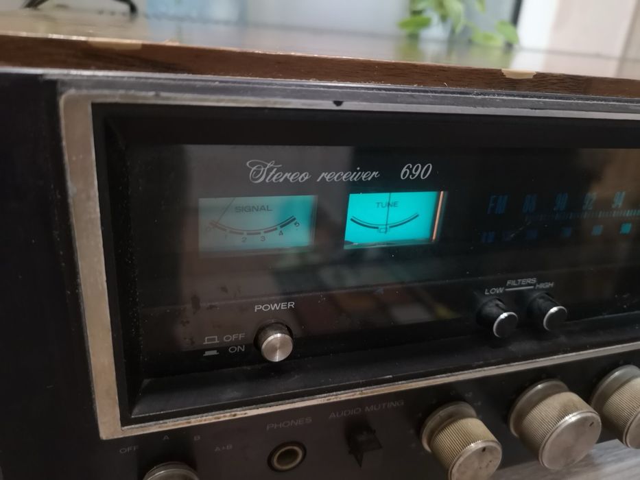 Винтидж стерео ресивър/усилвател Stereo Receiver 690