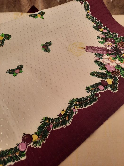 Frumoasă față de masă cu ornamente de Craciun