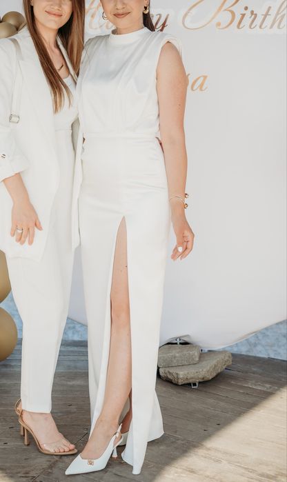 Бяла сатенена дълга рокля