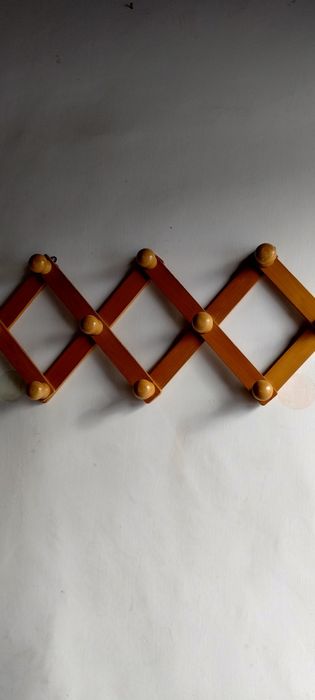 Cuier din lemn lacuit