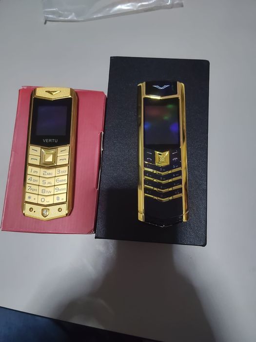 Vând telefoane mobile Vertu