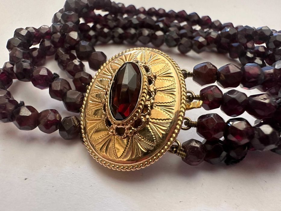 Brățară cu trei rânduri de granate beads, cu închizătoare din aur