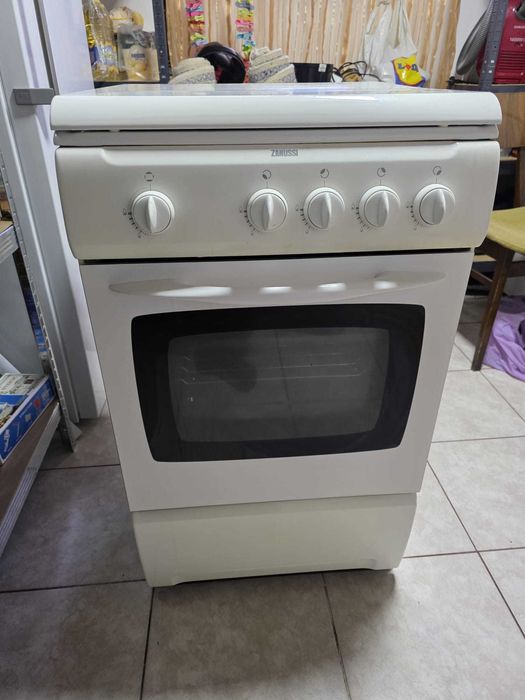 Vând aragaz Zanussi