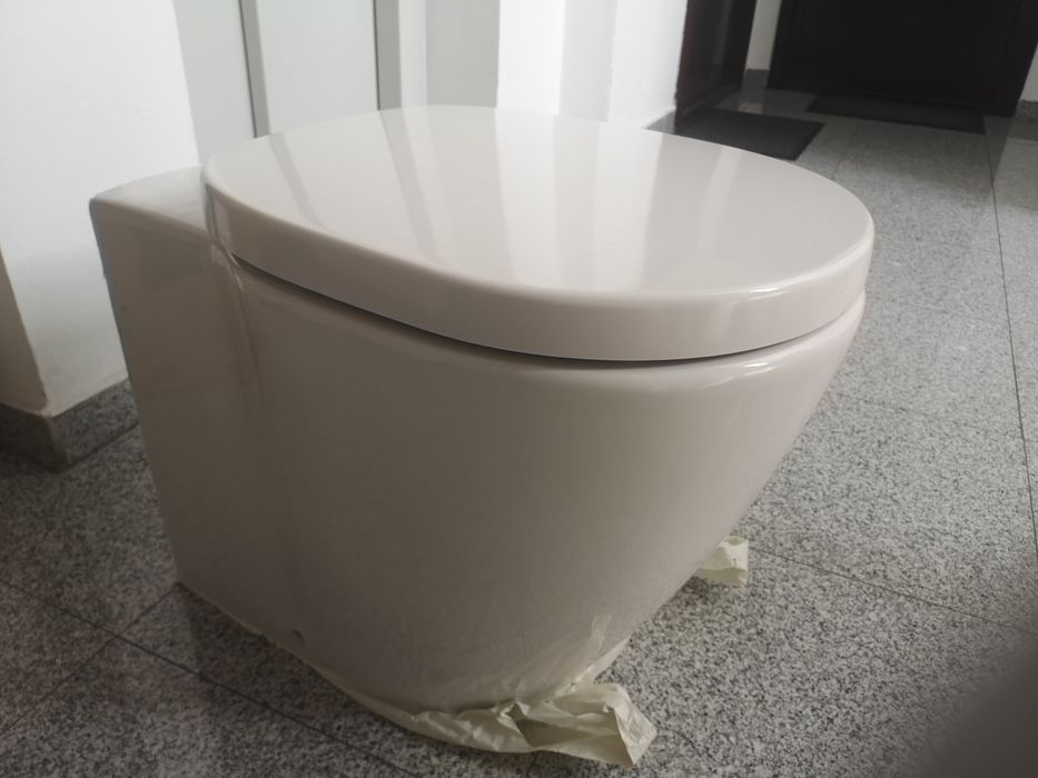 WC Ideal Standard cu capac, stare foarte bună, fără defecte