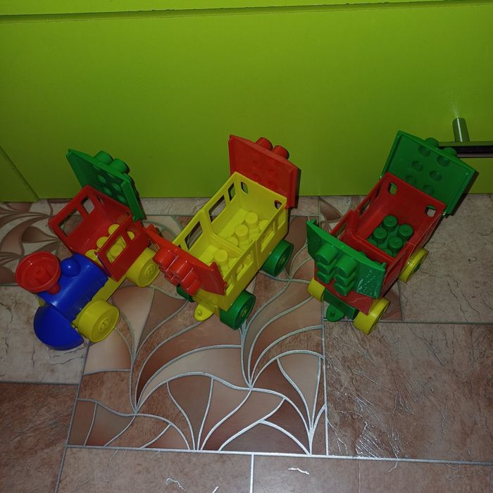 Игрушки паровозик и машинка с дорогой