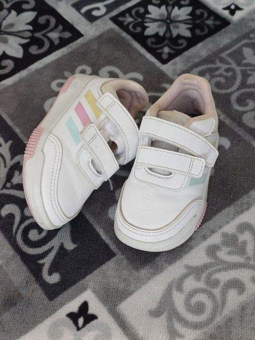 Adidasi, ghetuțe și pantofiori