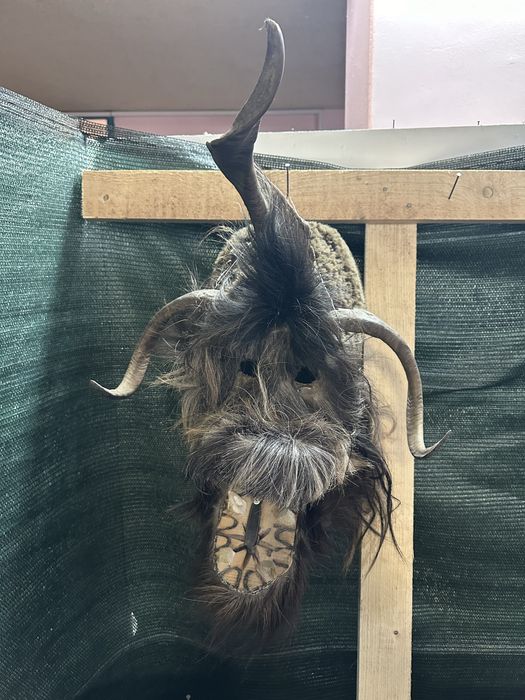 Кукерски маски от естествени материали