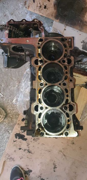 Двигател на части