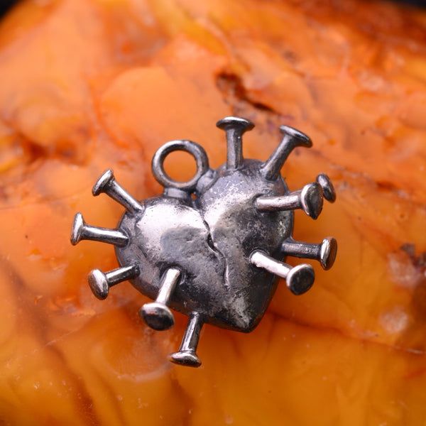 Сребърен медальон 925 Сърце с пирони–символ на болка и преживяна любов