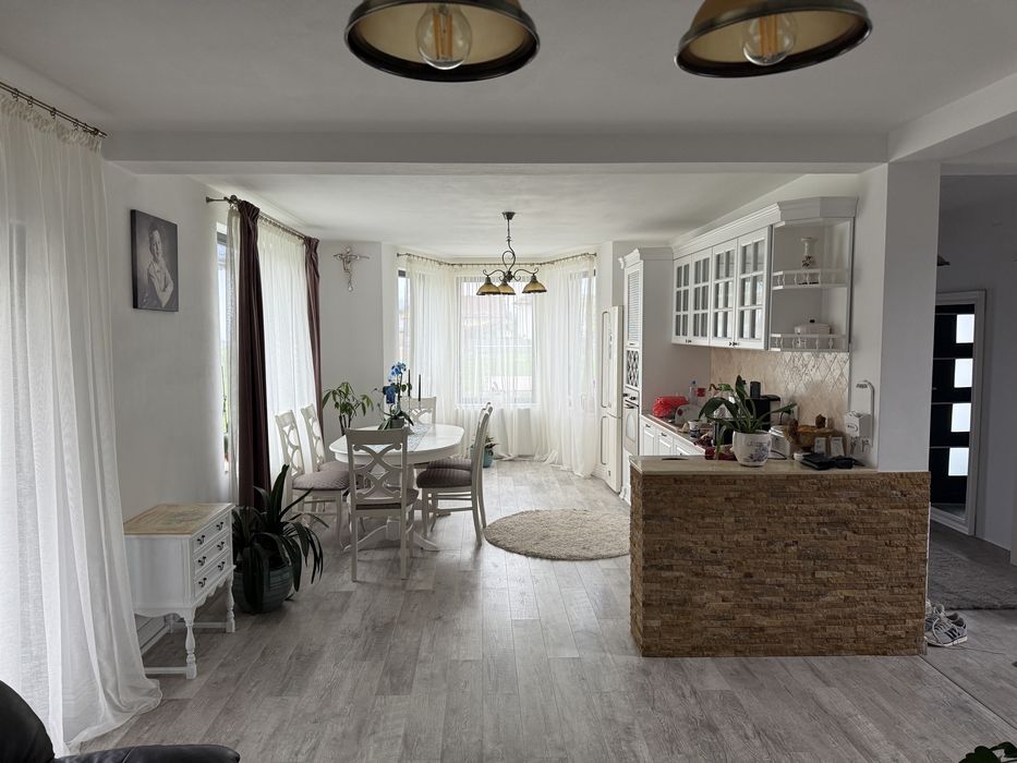 Casa spatioasa cu gradina si anexa situata intr-o zona linistita