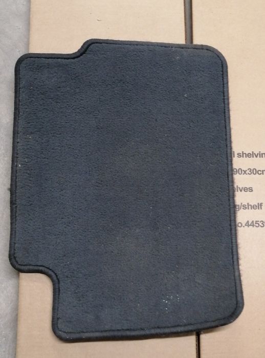 Продавам мокетни стелки за TOYOTA