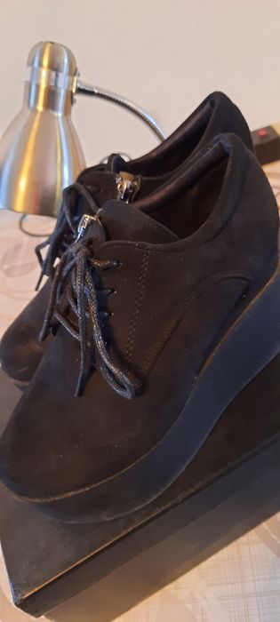 Продаю женские ботинки