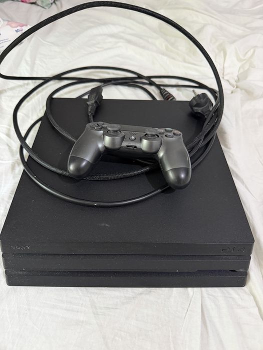 Play Station 4 PRO plus 2 manete