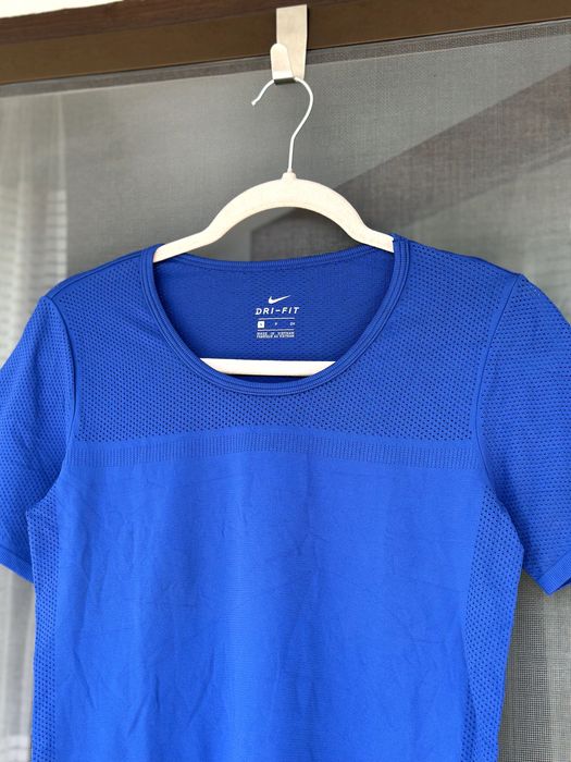 Дамска спортна тениска Nike Dri-Fit - размер S, Отлично състояние