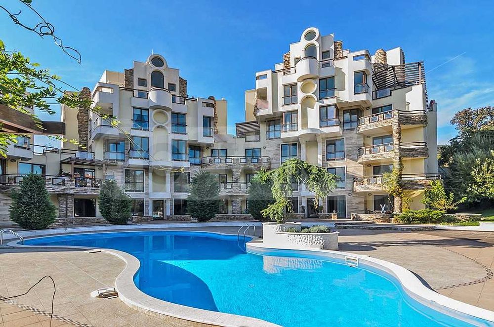 Продава се Тристаен апартамент в Варна, Бриз - 139 кв.м за 2375 €/кв.м - Снимка #1