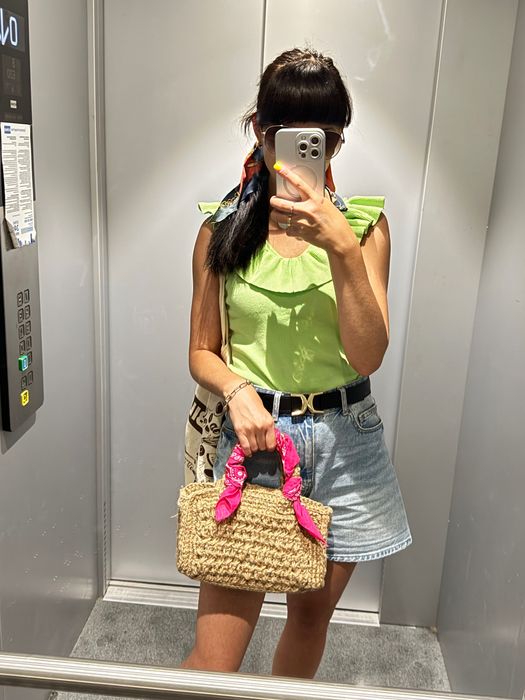 Плетена лятна чанта. Вътре има джоб за телефон.