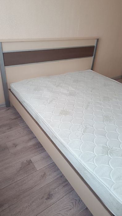 Кровать с матрасом