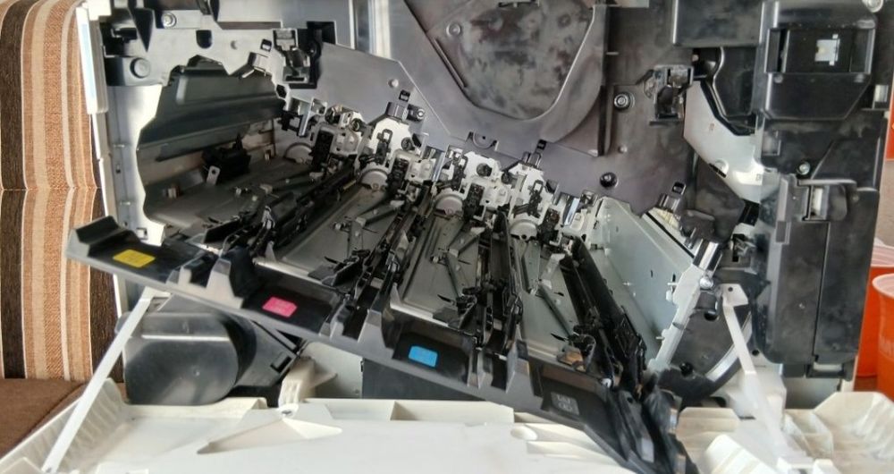 Принтер HP Color laser Jet enterprise M552