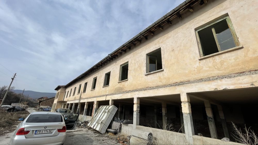 Парцел и сграда в стопански двор на село Радилово