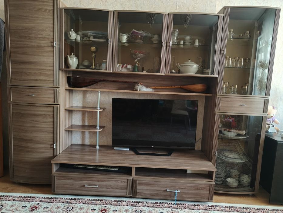 Стенка для гостиной 
Цвет — под дерево, современны