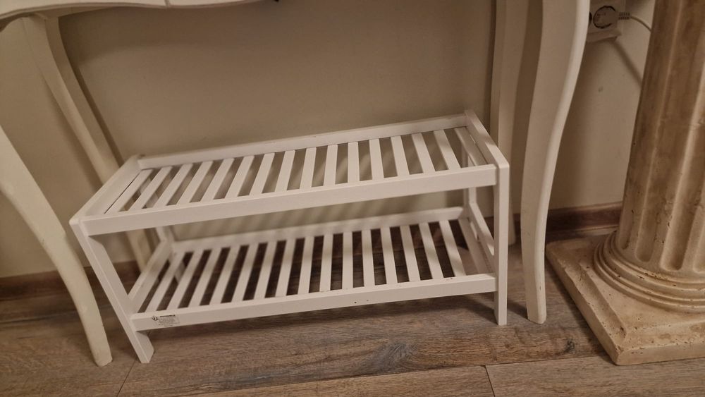 Raft alb pentru  încălțăminte  ,  din lemn