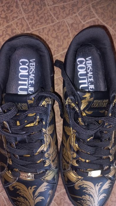 Продават се нови гуменки Versace