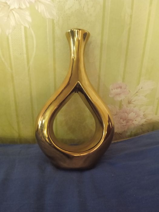 Вазочка для цветов в виде капли.