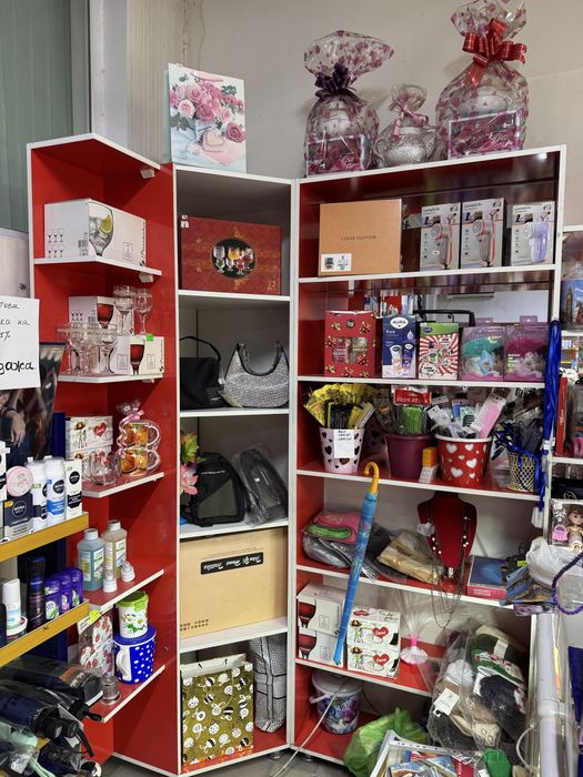 Полки, шкафы и витрины.